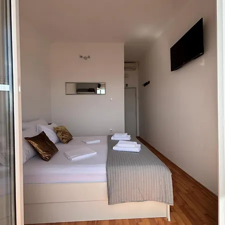 Plava Laguna לינה וארוחת בוקר זבלה